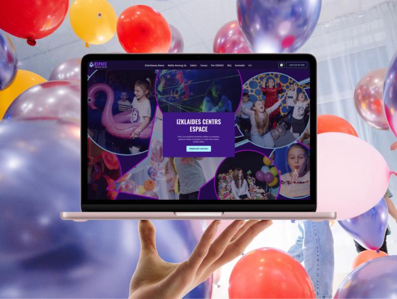 Spilgtas bērnu izklaides centra mājaslapas darbvirsmas ekrānuzņēmums ar pielāgotām rezervācijas plūsmām